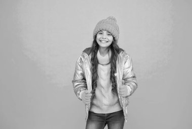 Sıcak kış kıyafetleri içinde mutlu bir çocuk. Mevsimlik çocuk modası. Rahat ve rahat olun. çocukluk mutluluğu. Genç kız kışa hazır. Yastıklı kıyafet tarzı. Soğuk havada kendine dikkat et.