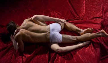 Sarıl ve öp. cinsel sağlık ve libido. Arzu ve erotik oyunlar. Birbirine aşık çıplak çift yatakta seks yapıyor. Seksi ve şehvetli bir çift ilişkisi. Romantik aşk ilişkisi. Vücut erotizmi. Güvenli seks temelleri