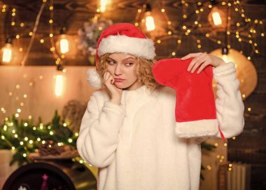 Çorap doldurma fikri. Şekerler hediye çekleri abonelik biletleri. Kadın kırmızı çorabı tut. Yeni yıl kutlaması. Noel çorabınızı alın ya da örün ve özel hediyelerle doldurun.