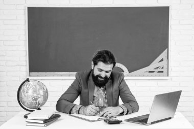 Vahşi traşsız adam. Sınıfta üniversite öğretim görevlisi, öğretmenler günü.