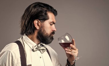 Alkol kullanımı hayat istismarıdır. Yakışıklı hippi şarap kadehi içiyor. Sommelier alkol tadıyor. Askılı sakallı adam kırmızı şarap içer. Papyonlu vahşi barmen. Zarif erkek barmen. Boşluğu kopyala