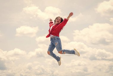 Mutlu enerjik çocuk kendini özgür hissediyor ve yükseğe zıplıyor, özgürlük