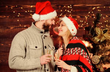Mutlu yıllar. Ev partisi. Neşeli bir atmosfer. Noel dileği tut. Birbirine aşık çiftler Noel bayramı kutlaması. Yetişkinlere içki. Mutlu noeller. Birlikte Noel 'i kutluyoruz. Tebrikler.