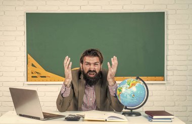 Aman Tanrım. Sınavı geç. Konuyu öğrenmek. Okula dönüyorum. Öğretmenler günün kutlu olsun. Sakallı vahşi adam kostüm giyiyor. gayri resmi eğitim. Erkek öğrenci ders sırasında sınıfta oturur.