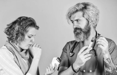 Haplar ve öksürük iğneleri. Hastalık teşhisi hakkında danışmanlık. Doktor ve hasta hastanede buluşuyor. Sağlık uzmanları. Sağlık ve Sağlık Hizmetleri. Doktor ve hasta tedaviyi tartışıyor