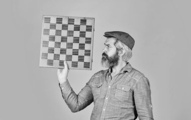 İş stratejisi ve taktik kavramı. Satranç figürleriyle strateji. Satranç savaşı ve zafer. Oyun konsepti. rekabet ve strateji fikirleri. İş yarışması. İnsan satranç oynar