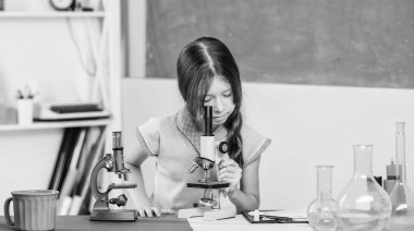 Kız biyoloji sınıfı test tüpleri. Bilimsel deney. Büyüleyici bir ders. Mikrobiyolojiyi araştır. Biyoloji okuyorum. Biyoloji eğitimi. Fen dersi. Okul laboratuarı. Mikroskoplu küçük kız.