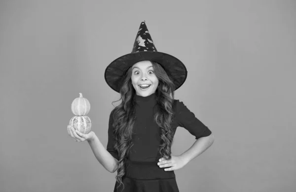 Niño sorprendido en traje de sombrero de bruja a Halloween con pequeña calabaza amarilla, feliz halloween —  Fotos de Stock