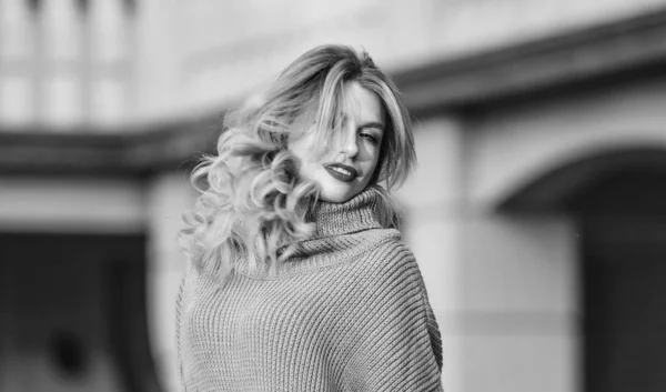 Enjoy softness. Blonde girl make up face in fall outfit. Knitwear concept. Vogue model. Cashmere woolen sweater. Warm oversized sweaters. Woman wear sweater. Elongated sweatshirt tunic or dress — Stock Photo, Image