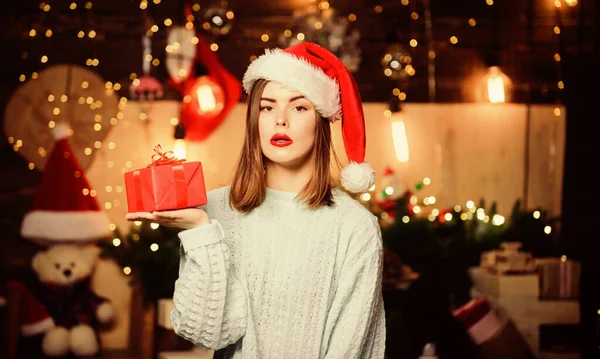 Meisje stijlvolle make-up rode lippen maken kerst wens. Gezellige kerstsfeer. Geloof in wonderen. Vrouw kerstman hoed op kerstavond. Lady schattig schattig gezicht vieren kerst thuis — Stockfoto