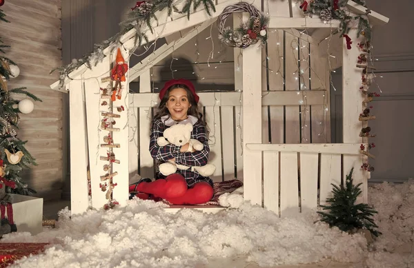 Vacaciones de invierno y vacaciones. niño en boina francesa con juguete de oso. niño disfrutar de la composición navideña. Feliz infancia. decorar el hogar con decoración de Navidad. celebración del año nuevo. esperar a santa — Foto de Stock