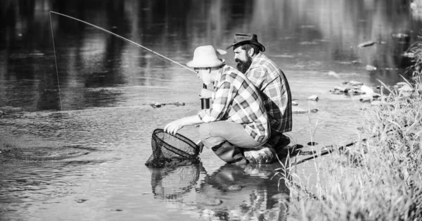 Cebo y gancho. Hobby y recreación. Buena atrapada. Hombres barbudos pescando. Día de la familia. Afortunado y hábil. Atrapar peces con un amigo. Los amigos atrapan peces. Compañeros pescadores. Spinners y tackle. Buena pesca. — Foto de Stock