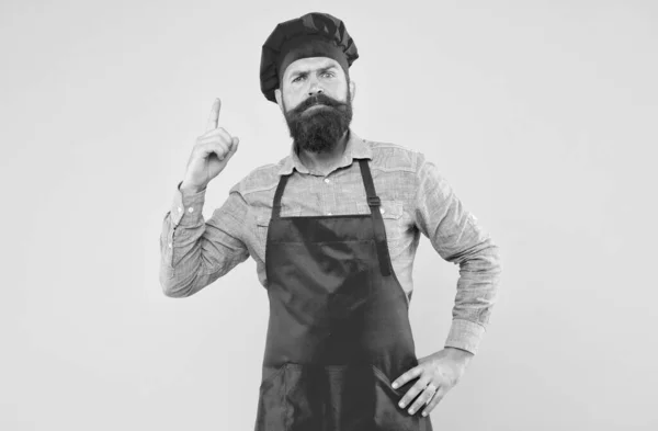 Кук бородатый человек знает некоторые секретные советы приготовления вкусных блюд — стоковое фото
