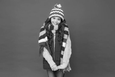 Örgü giyim tarzı. Sağlığınıza dikkat edin. Neşeli çocuk kalın kışlık kıyafetler giyer. Hoş düşünceler. Mevsimlik çocuk modası. Rahat ve rahat. Mutlu çocukluk. Soğuk mevsim Genç kızları ara