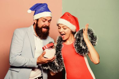 Kız arkadaş için Noel hediyesi. Kış tatili Birlikte kutlayalım. Yeni yılın kutlu olsun. Sevgiyle hediye. Mutlu bir aile Noel 'i kutluyor. Süslü Noel Baba ve kadın. Mutlu Noeller.