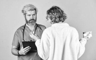 Virüs enfeksiyonu belirtileri. Reçeteli testler ve tedaviler yapın. Hasta bir hasta. Teşhis konsepti. Tıbbi yardım. Tıbbi geçmişi. Doktor iletişim kadını. Burnun akıyor. Şikayet iste. Tıbbi tedavi