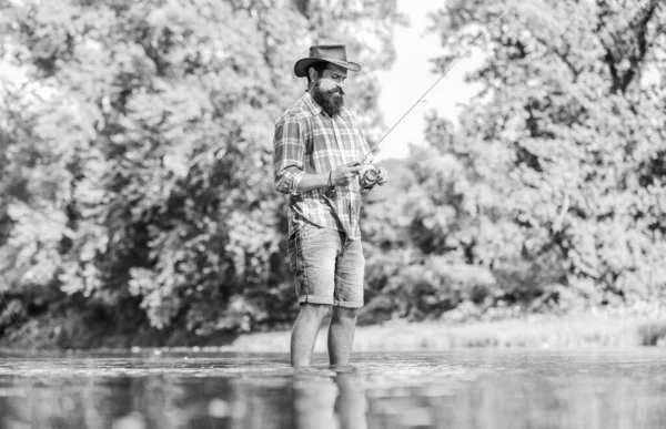 Ideas para inspirarte. pescador mostrar técnica de pesca uso de la caña. hombre pescando peces. hombre maduro pesca con mosca. pescador experimentado en el agua. Pesca con mosca exitosa. fin de semana de verano. actividad deportiva y hobby — Foto de Stock