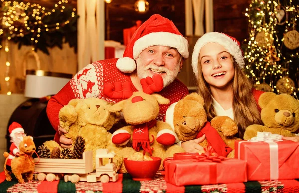 素敵な贈り物だお祭りの伝統。幸せと喜び。幸せな子供時代驚きを与える子供のためのテディベアのおもちゃをプレゼント。ボクシングの日だ家族の価値観子供は祖父サンタクラスとクリスマスを楽しむ — ストック写真