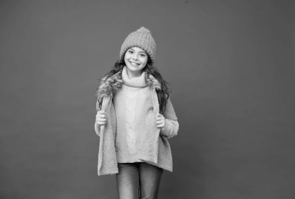 Glücklich Teenie-Mädchen in Strickpullover und Hut tragen warme Kleidung in der Wintersaison, Mode — Stockfoto