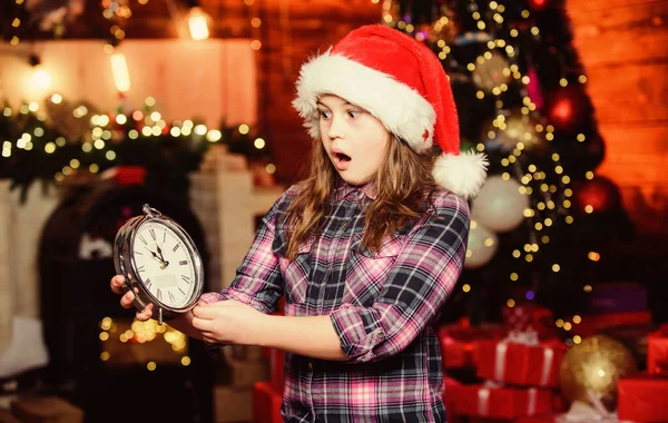 Hari Natal bersuasana meriah. Hitungan mundur tahun baru. Menghitung waktu. Beberapa menit sampai tahun baru. Momen ajaib akan datang. Natal hampir tiba. Girl santa claus topi dan jam. Bertemu liburan Natal — Stok Foto