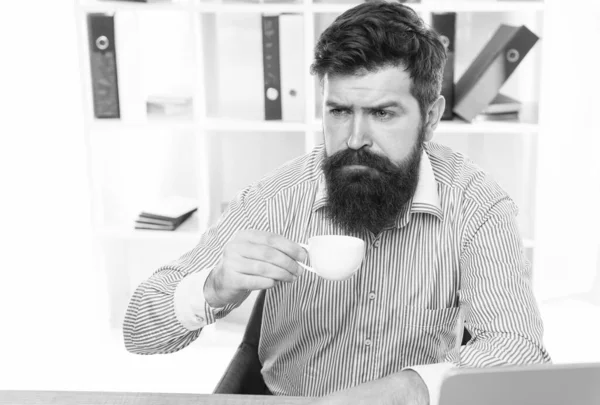 Heißgetränk holen. Müde Mitarbeiter trinken Kaffee am Arbeitsplatz. Gesunde Trinkgewohnheit. Kaffeepause. Büroleben. Täglich Tasse trinken hilft Ihnen, sich energiespender zu fühlen — Stockfoto