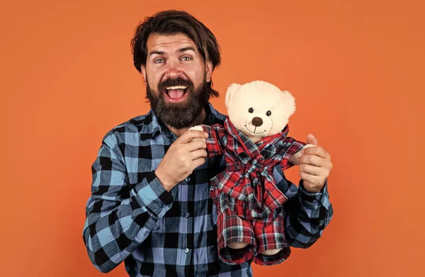 Hombre barbudo hipster caucásico con barba larga en camisa a cuadros y lindo oso de peluche marrón para el día de San Valentín, regalos y regalos —  Fotos de Stock