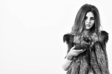 Seçkin kahve konsepti. Güzel bayan küçük seramik fincan beyaz arka plan kahve içer. Lüks aromanın ve sıcak kahvenin tadını çıkar. Lüks kürk giyen, sıcak kahve içen muhteşem bir kadın.