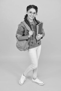 Öğrenci, zeki, tatlı kız yetenekli çocuklar için kurslara gidiyor, dil kursları konsepti.