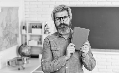 Edebiyat ve şiir. Okula dönelim. Sakallı adam kitap okuyor. Bilişsel gelişim. Öğretmen üniversitede çalışıyor. Eğitim konsepti. Öğrenmek için ilham verici. Modern okul. Özel ders. Okul projesi