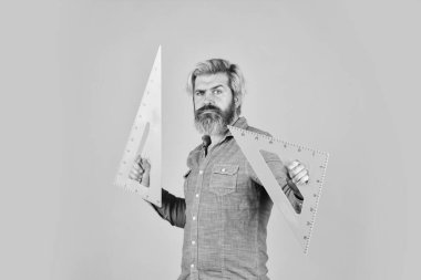 Hangi açıdan bakıyorsun? En sevdiği konu ve disiplin. Okuldaki eğitim. Evde öğrenme konsepti. Erkek öğretmen üçgen araç kullanır. Cetvelli sakallı öğretmen. Çek ve ölç. Okula geri dön.