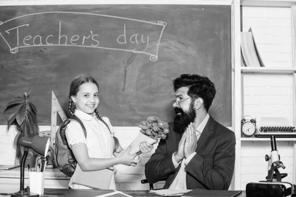 De volta à escola. Felicidades. Menina aluno adorável com mochila dando professor de flores de buquê. Parabéns pelo dia do conhecimento. Saudações para o pedagogo da escola. Férias escolares. Grato colegial — Fotografia de Stock