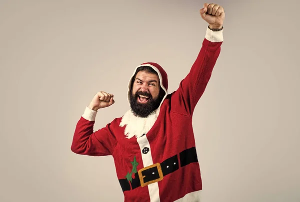 Santa claus barbu homme souhaite bonne année et joyeux Noël vacances prêt à célébrer fête d'hiver avec plaisir et joie plein de cadeaux de Noël et cadeaux, vente shopping — Photo