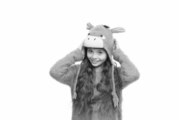 Primera etapa del otoño. tendencias de moda de invierno. niño pequeño diviértete aislado en blanco. preparación de vacaciones. Mira mi sombrero de Navidad. chica feliz en suéter de punto. tejer para niños —  Fotos de Stock