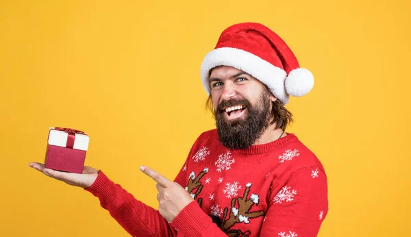 Barbudo santa homem segurar caixa no chapéu sorrindo enquanto se preparam para celebrar a festa de ano novo feliz e feriado de Natal no inverno vai ter presentes de Natal, compras de ano novo — Fotografia de Stock