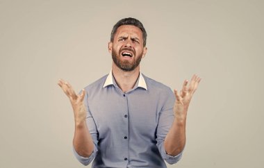 Oh hayır. Gömlekli, olgun sakallı, yorgun iş adamı. Tüylü stresli adam..