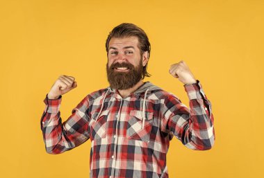 Ben başarılıyım. İyi bakımlı bir saç stili. Erkek güzellik ve moda. Sakallı adam için hippi damalı gömlek. Sakallı, traşsız, vahşi bir adam. Kuaför konsepti. Olgun ve kendinden emin