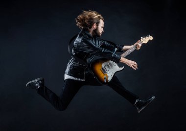 Rock müzik çalıyordu. Modaya uygun çılgın adam. string müzik enstrümanı.