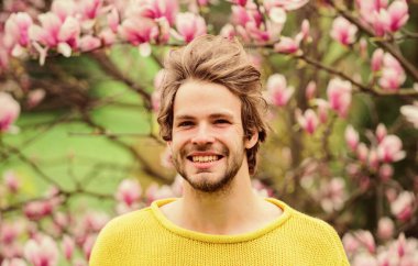 Rahatlama zamanı. Tazelenmiş hissediyorum. Mutlu Paskalyalar. Manolya çiçeği açan seksi adam. Bahar tatili sağlıklı gençlik. Sabahları dinleniyorum. Sakura kokusu. İyi havanın tadını çıkar. Çiçek açan ağacın yanındaki adam.