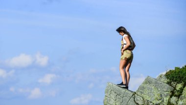 Başarı elde. Başarının yolu. Uçuruma atla. Dağ gezisi ve yürüyüş. tırmanma yeteneği. Dağcılık aşığı. Zirveye ulaşmak. Kadın dağ yamacında duruyor. Özgürlüğü hisset. son derece özgür