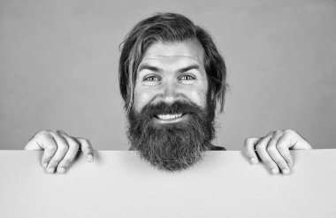 Mükemmel sakalı. Pazarlama tasarımın için. Terfi ve yaratıcılık için bir yer. Boşluk kağıdı kopyala. Olgun sakallı erkek. anonsunuzu pankarta koyun. Mutlu adam reklamını yapıyor.