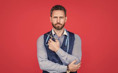 Mezuralı usta terzi terzilik, terzilik ve terzilik için makas tutuyor.