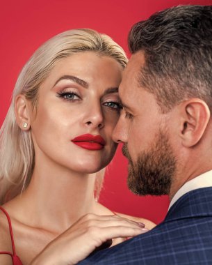 Sevgilim olur musun? Erkek ve kadın romantik bir randevuda. Tutku ve arzu. Çekici bir kadınla traşsız bir adam. İlişki. Erkekle kırmızı dudaklar. Aşık seksi çift. Sevgililer günün kutlu olsun.