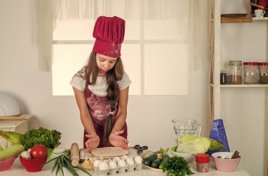 Çocuk yemek yaparken eğleniyor, doğal ürün.