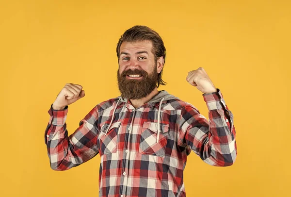 Eu sou bem sucedido. penteado bem tratado. beleza masculina e aparência de moda. Camisa quadriculada hipster para o tipo barbudo. homem brutal sem barba com barba. conceito cabeleireiro. maduro e confiante — Fotografia de Stock