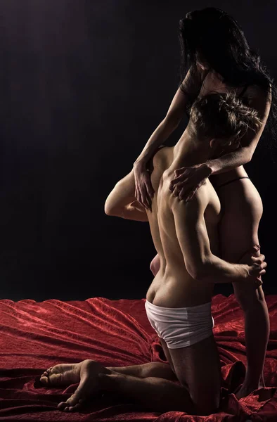 Sexigt sensuellt par kär i naken man och kvinna som har oralsex erotiska spel, libido — Stockfoto
