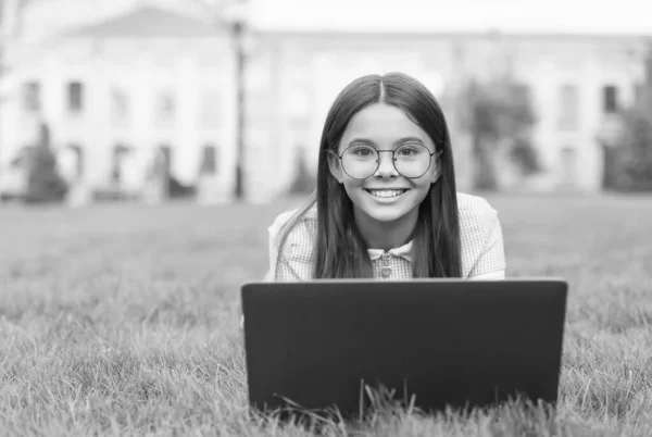 Настоящее счастье. счастливая девушка сидит на зеленой траве с ноутбуком. Заводи. ребенок играет в компьютерные игры. обратно в школу. Образование онлайн. День знаний. ребенок учит частный урок. блоги — стоковое фото