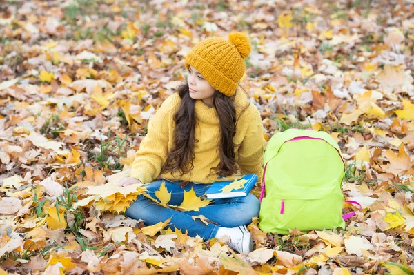 Torniamo a scuola. bellezze naturali. moda autunno stagione. giovanissima ragazza in cappello tenere autunno foglia. — Foto Stock