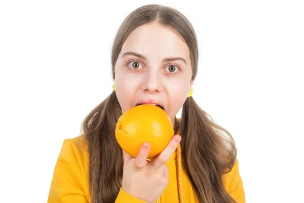 Vidám gyermek enni citrusfélék narancs gyümölcs tele vitaminokkal elszigetelt fehér, eszik — Stock Fotó