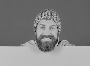 Ekim ve Kasım indirimi. Sakallı ve gülümseyen yüzlü hippi.