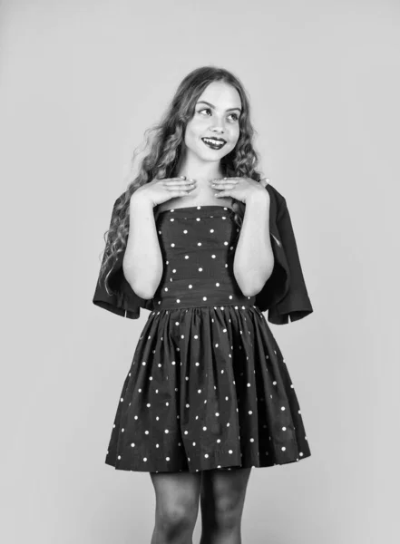 Vintage-Inspirationen im aktuellen Design. Retro-Kind. Aufstieg der Vintage-Mode. Kleines Mädchen Make-up Gesicht Vintage-Stil-Outfit. Einzelhändler teilen offenbar Standpunkt der Bewegung in Richtung Vintage-Mode — Stockfoto